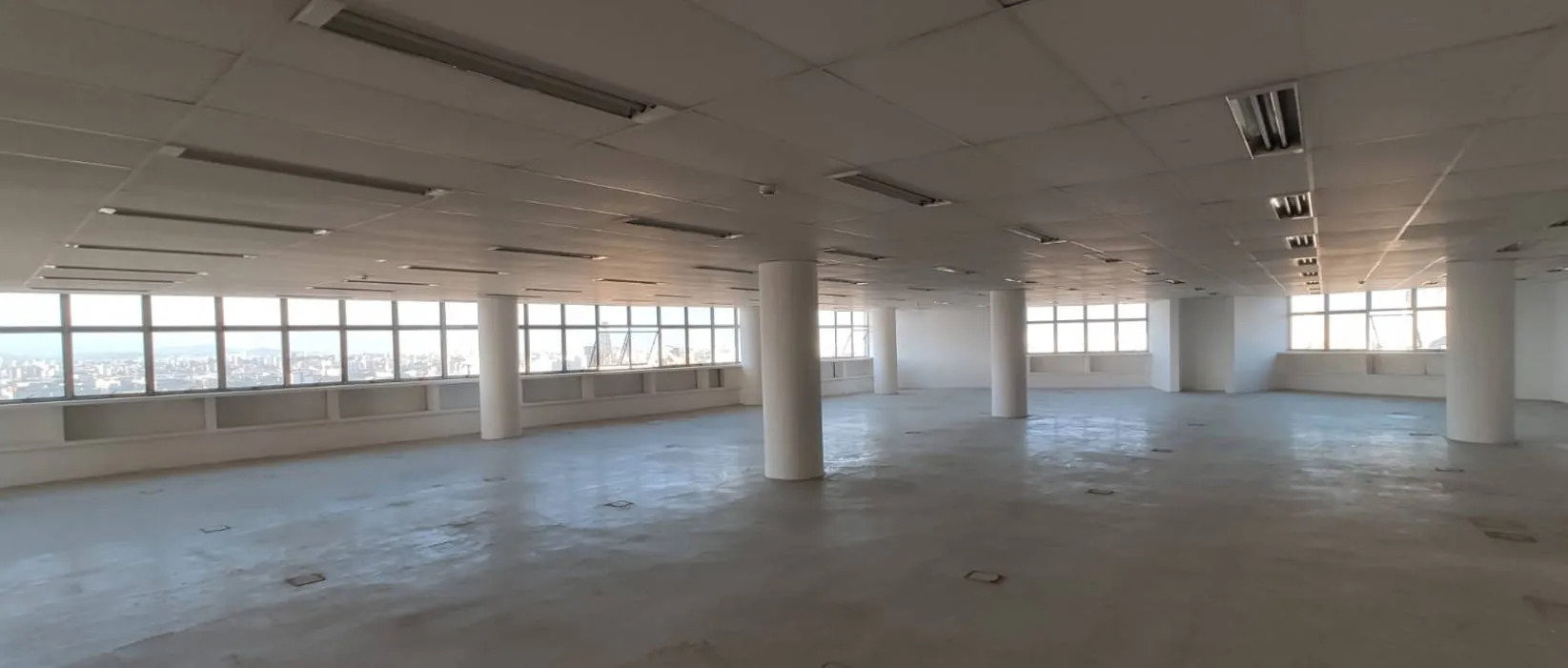 Vista lateral direita da sala comercial na República