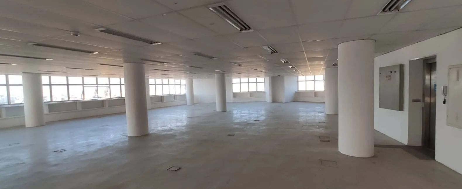 Espaço amplo da sala comercial com boa iluminação