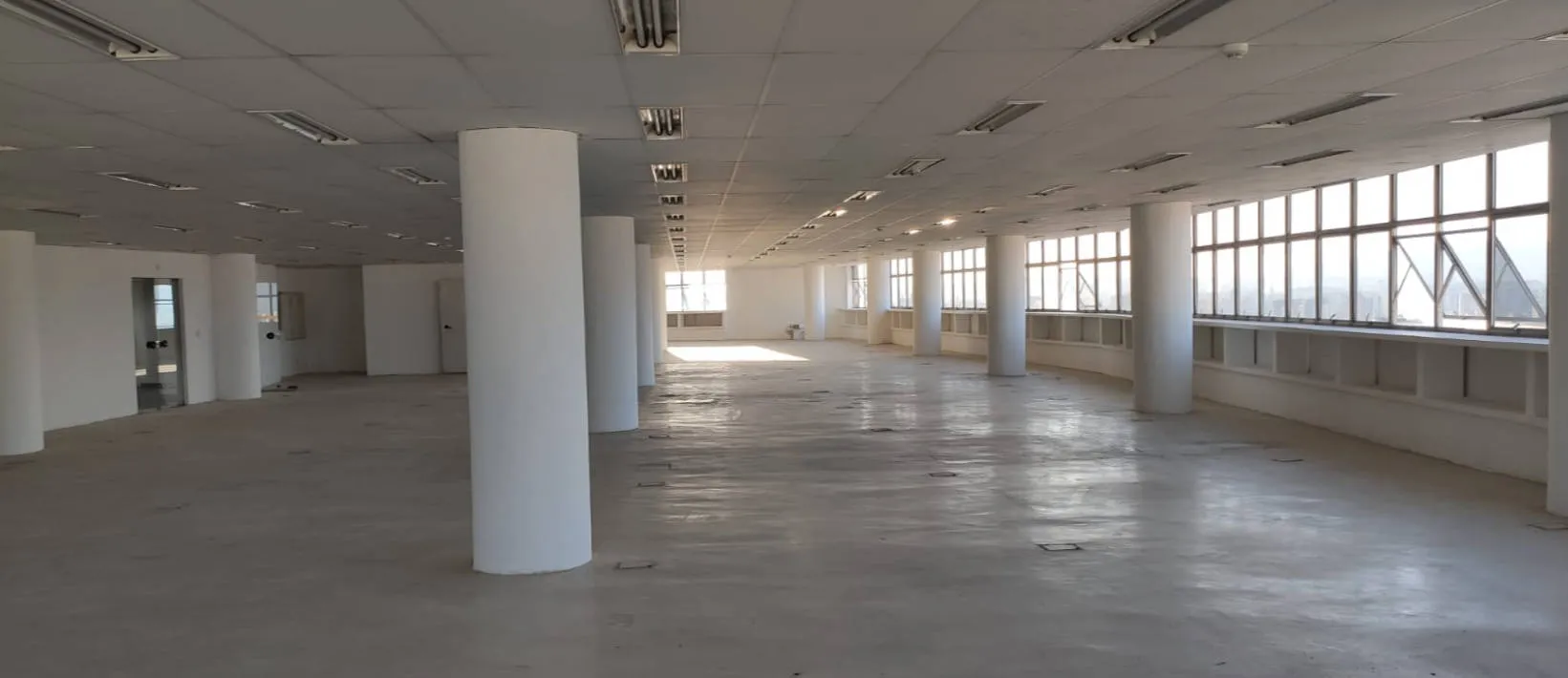 Perspectiva lateral do imóvel comercial próximo ao metrô República